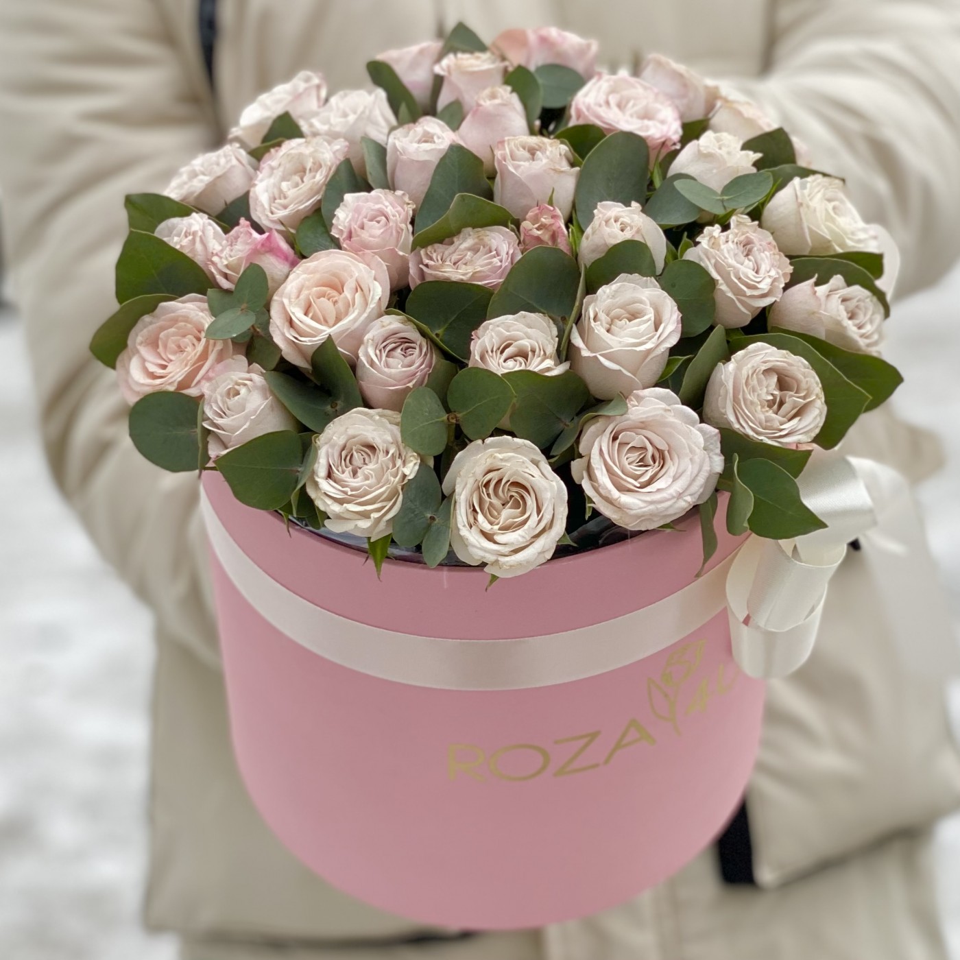 Розовые розы Энджел бомбастик с эвкалиптом в коробке